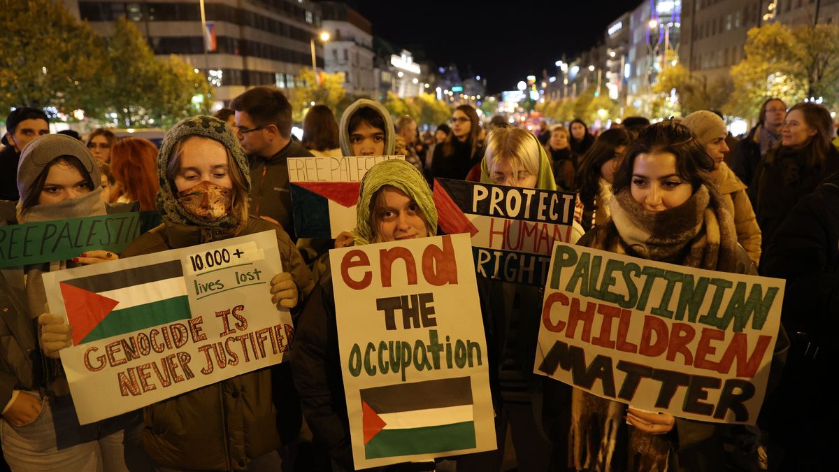 Obrazem: Demonstranti na Václavském náměstí vyzývali Izrael k ukončení bojů